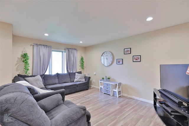 living room featuring recessed lighting, light wood-style flooring, and baseboards