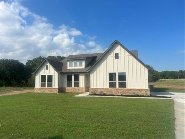 view of front of property featuring a front lawn