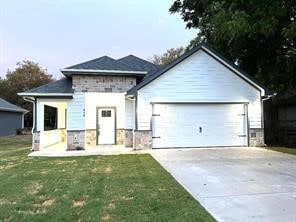 view of front of property featuring a front lawn