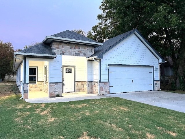 view of front of house featuring a garage and a front yard