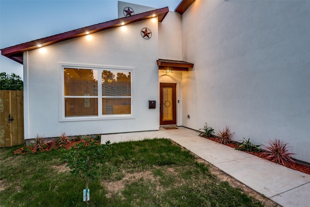 view of front of house featuring a front lawn