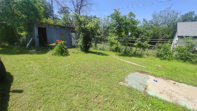 view of yard featuring a storage unit