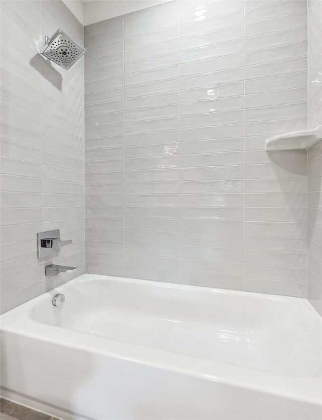 bathroom featuring tiled shower / bath combo