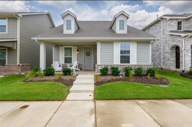 view of front of home with covered porch