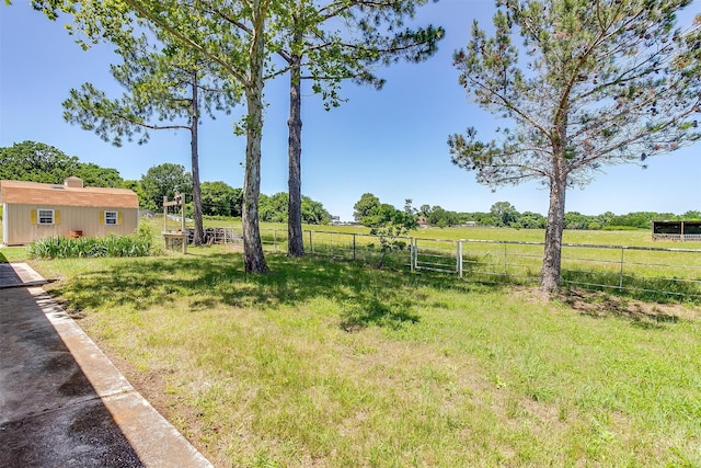 view of yard featuring a rural view