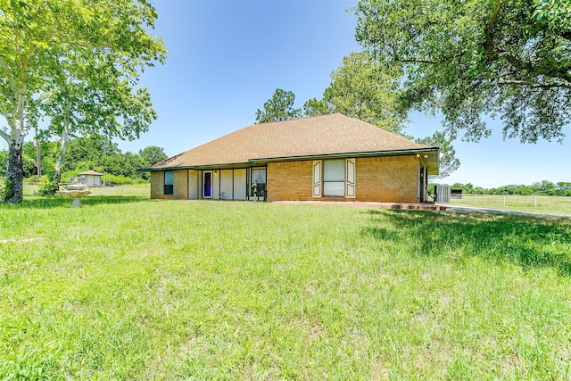 view of front of house with a front lawn