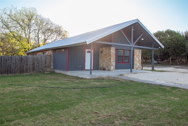 view of front of house featuring a front yard