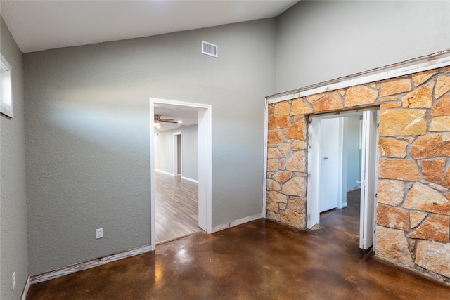 unfurnished room featuring ceiling fan