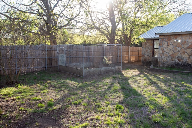 view of yard featuring a shed