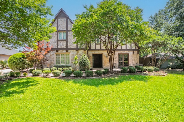 view of front of home featuring a front lawn