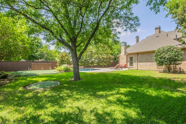 view of yard with a fenced in pool