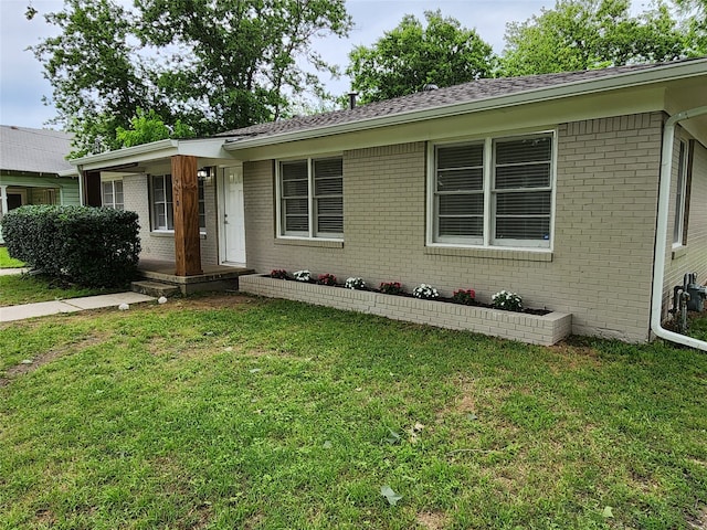 single story home featuring a front lawn