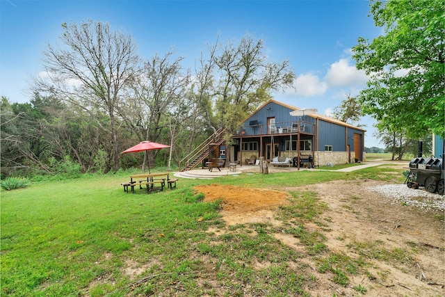 view of yard featuring a patio