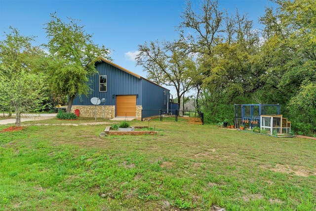 view of yard featuring an outdoor structure