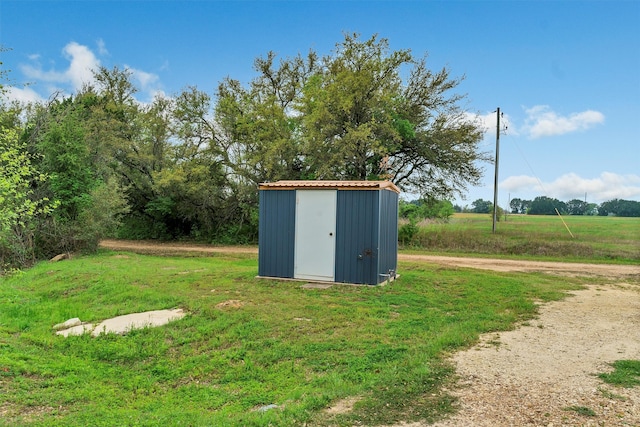 view of yard with a shed