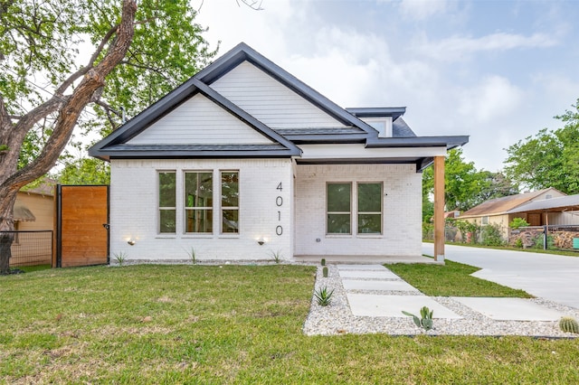 view of front of home featuring a front yard