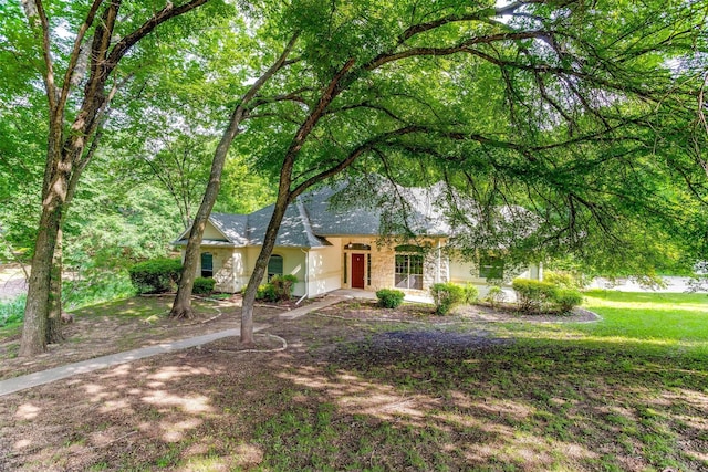 view of front of property with a front yard