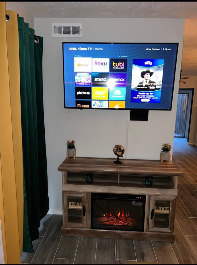 interior details with hardwood / wood-style floors