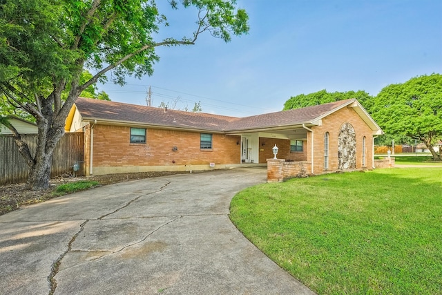 single story home with a front lawn