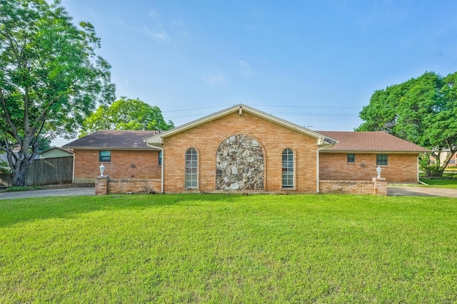 ranch-style home featuring a front yard