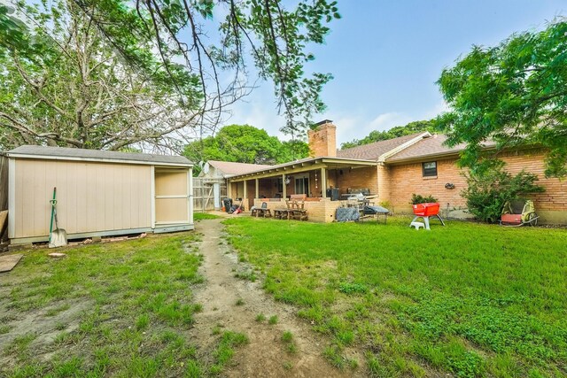 view of yard featuring a storage shed