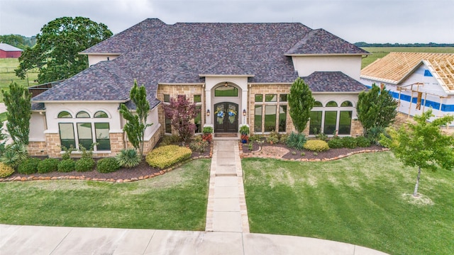 view of front facade featuring a front lawn