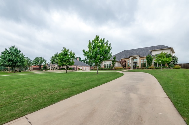 view of front of home featuring a front yard