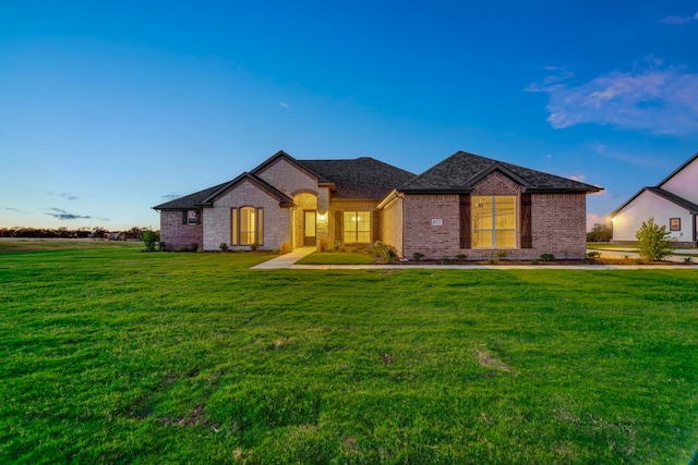 view of front of property featuring a lawn