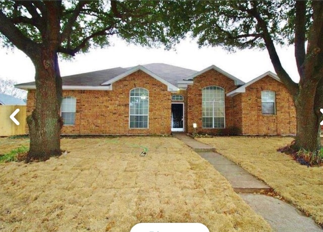 ranch-style house featuring a front yard