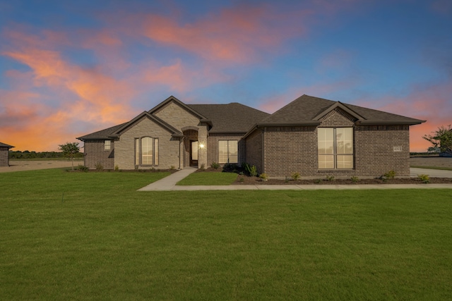 view of front of property featuring a yard