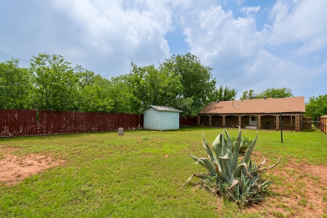 view of yard featuring a storage shed