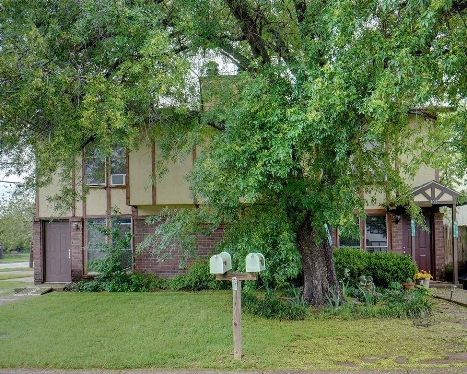 view of front of home featuring a front yard