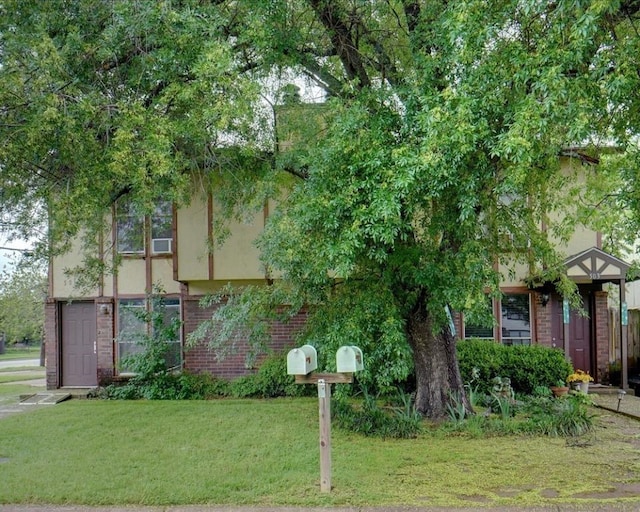 view of front of home featuring a front yard