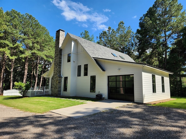 view of front of house featuring a front lawn