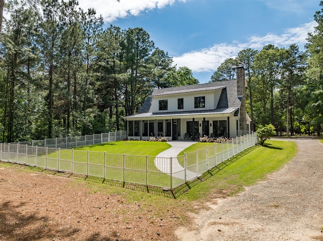 view of front of property featuring a front yard