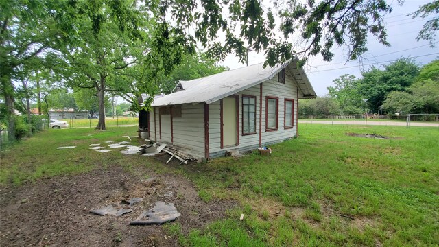 view of outdoor structure with a yard