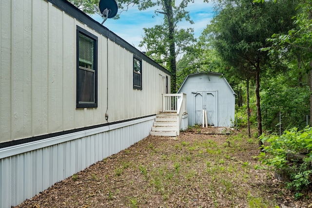 view of yard featuring a storage shed