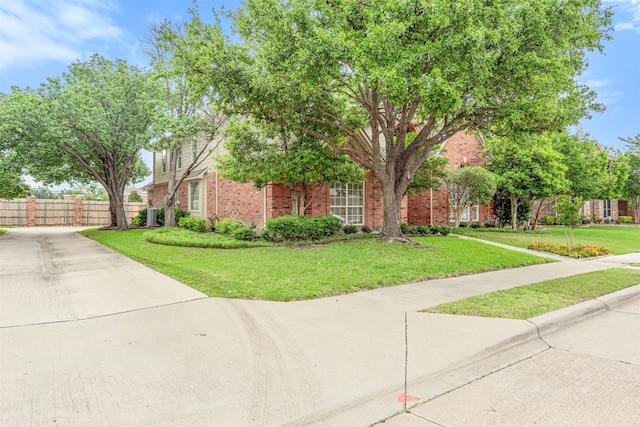 view of front facade featuring a front yard