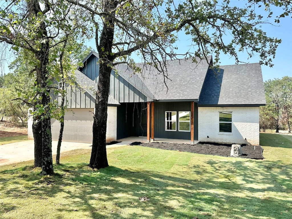 view of front of house with a front lawn and a garage