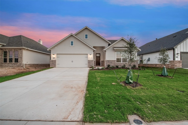 view of front of house featuring a yard