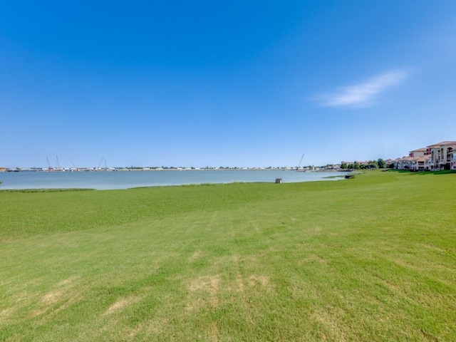 view of yard featuring a water view