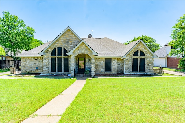 view of front of home featuring a front yard