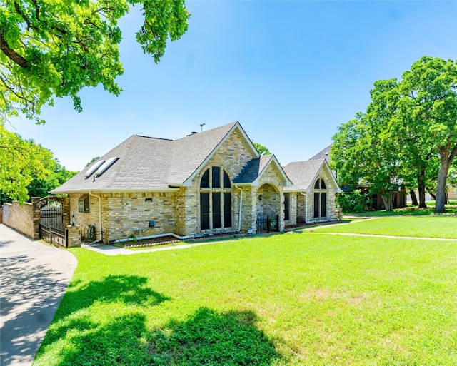 view of front of house featuring a front yard