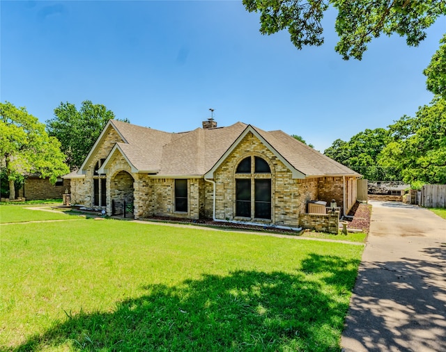 view of front facade with a front yard