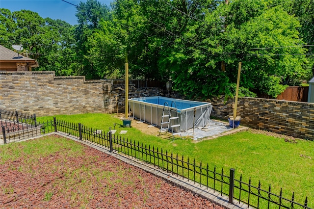 view of yard featuring a fenced in pool