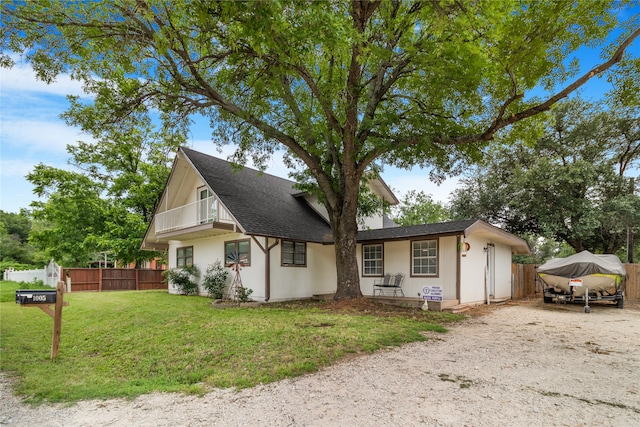 view of front of property with a front yard