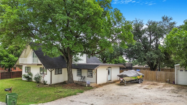 view of front facade featuring a garage and a front lawn