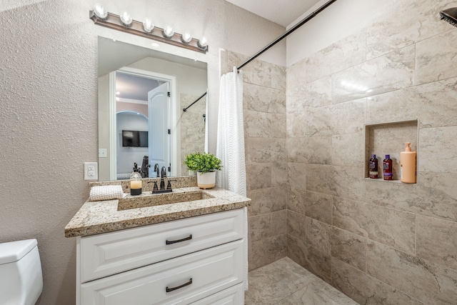 bathroom with curtained shower, crown molding, toilet, and vanity