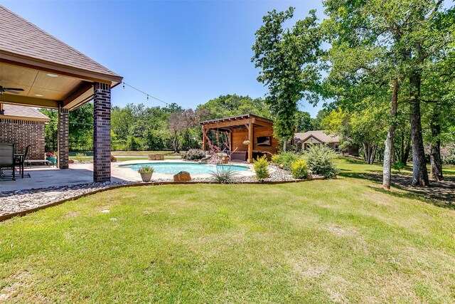 view of yard featuring a patio, a pergola, and ceiling fan