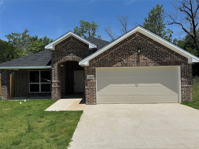 view of front of home featuring a front yard and a garage